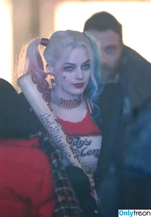 Margot Robbie / margotrobbieofficial nude photo #0011