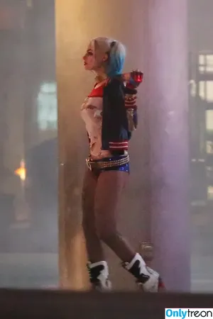 Margot Robbie / margotrobbieofficial nude photo #0015