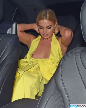 Margot Robbie / margotrobbieofficial nude photo #0017