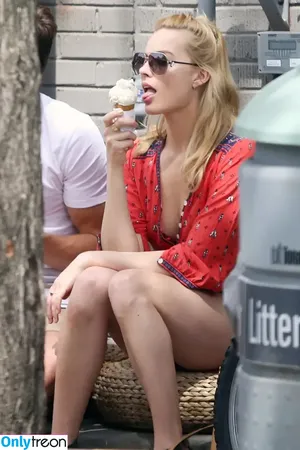 Margot Robbie / margotrobbieofficial nude photo #0025