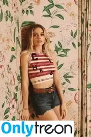 Margot Robbie / margotrobbieofficial nude photo #0028