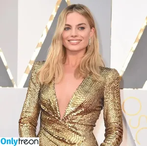 Margot Robbie / margotrobbieofficial nude photo #0059