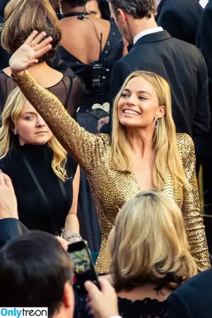 Margot Robbie / margotrobbieofficial nude photo #0074