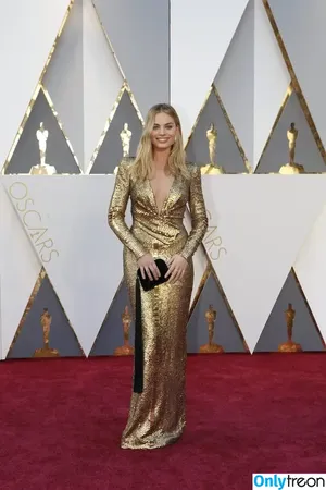 Margot Robbie / margotrobbieofficial nude photo #0076