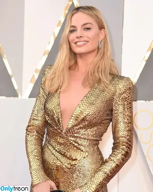 Margot Robbie / margotrobbieofficial nude photo #0105