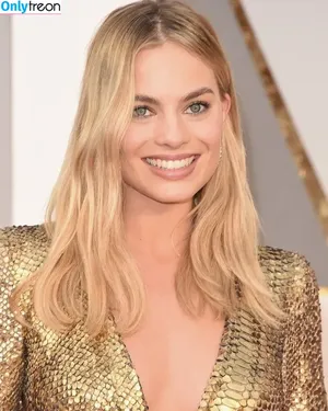 Margot Robbie / margotrobbieofficial nude photo #0107