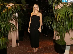 Margot Robbie / margotrobbieofficial nude photo #0114