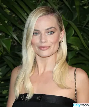 Margot Robbie / margotrobbieofficial nude photo #0119