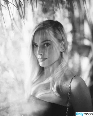 Margot Robbie / margotrobbieofficial nude photo #0120