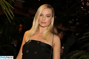 Margot Robbie / margotrobbieofficial nude photo #0121