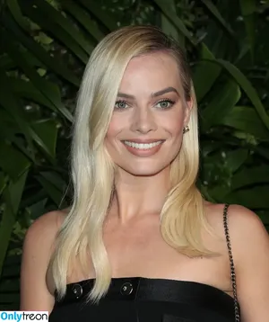 Margot Robbie / margotrobbieofficial nude photo #0122