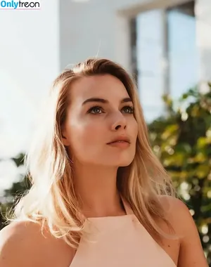 Margot Robbie / margotrobbieofficial nude photo #0127