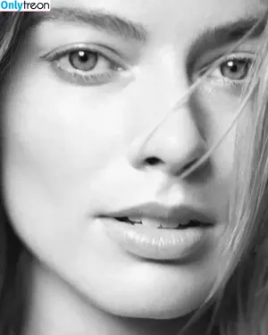 Margot Robbie / margotrobbieofficial nude photo #0146