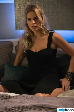 Margot Robbie / margotrobbieofficial nude photo #0161