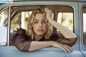 Margot Robbie / margotrobbieofficial nude photo #0212