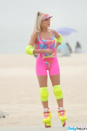 Margot Robbie / margotrobbieofficial nude photo #0223