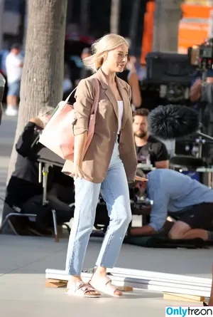 Margot Robbie / margotrobbieofficial nude photo #0240