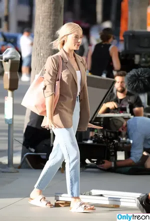 Margot Robbie / margotrobbieofficial nude photo #0241