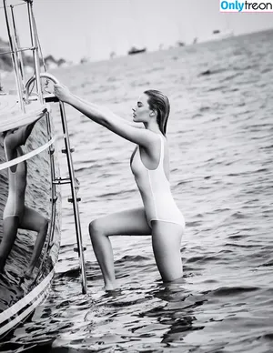 Margot Robbie / margotrobbieofficial nude photo #0256