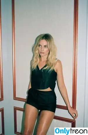 Margot Robbie / margotrobbieofficial nude photo #0258