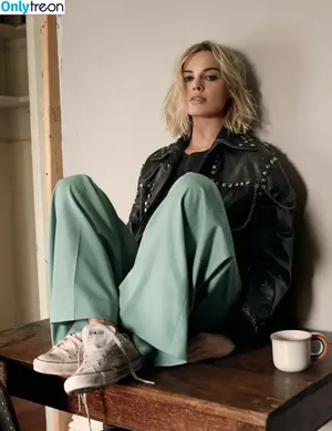 Margot Robbie / margotrobbieofficial nude photo #0265