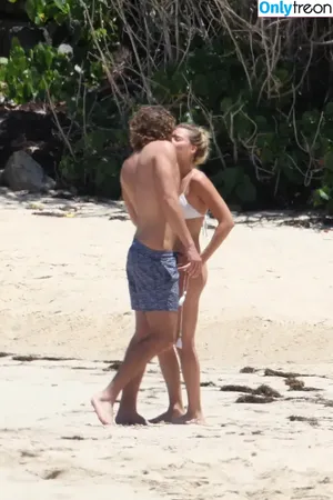 Margot Robbie / margotrobbieofficial nude photo #0305