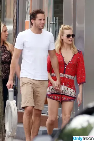 Margot Robbie / margotrobbieofficial nude photo #0325
