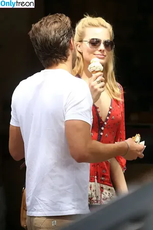 Margot Robbie / margotrobbieofficial nude photo #0329