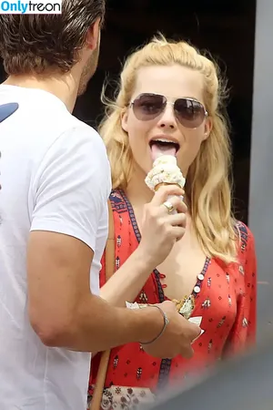 Margot Robbie / margotrobbieofficial nude photo #0330