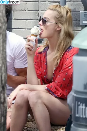 Margot Robbie / margotrobbieofficial nude photo #0332