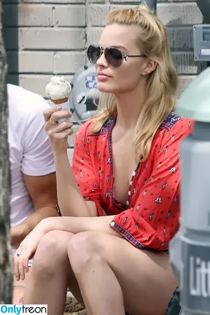 Margot Robbie / margotrobbieofficial nude photo #0333