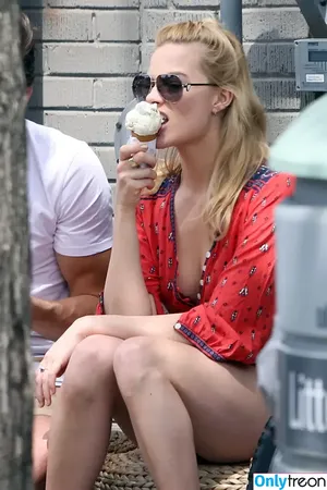 Margot Robbie / margotrobbieofficial nude photo #0334