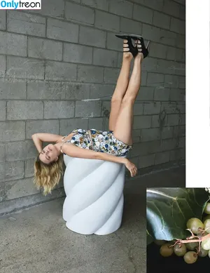 Margot Robbie / margotrobbieofficial nude photo #0347