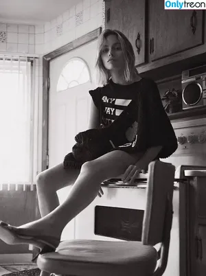 Margot Robbie / margotrobbieofficial nude photo #0361