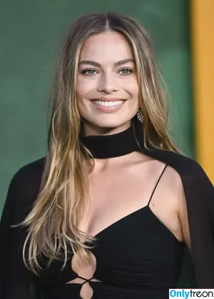 Margot Robbie / margotrobbieofficial nude photo #0384