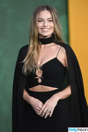 Margot Robbie / margotrobbieofficial nude photo #0386