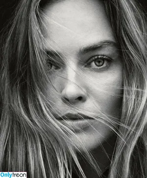 Margot Robbie / margotrobbieofficial nude photo #0400