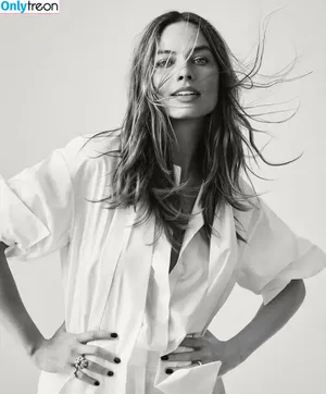 Margot Robbie / margotrobbieofficial nude photo #0401