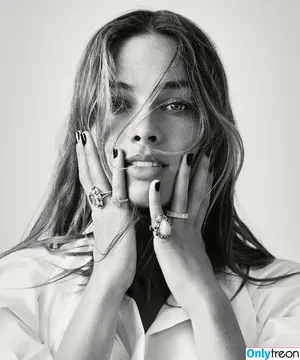 Margot Robbie / margotrobbieofficial nude photo #0402