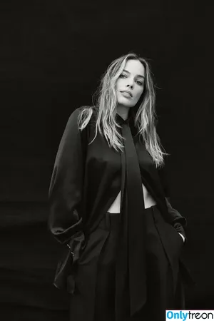 Margot Robbie / margotrobbieofficial nude photo #0403
