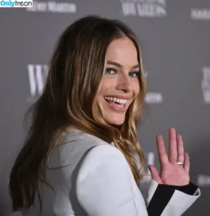 Margot Robbie / margotrobbieofficial nude photo #0406