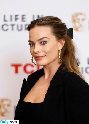 Margot Robbie / margotrobbieofficial nude photo #0428