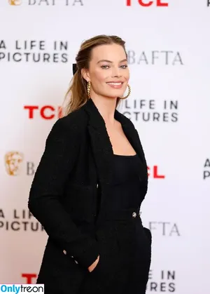 Margot Robbie / margotrobbieofficial nude photo #0430