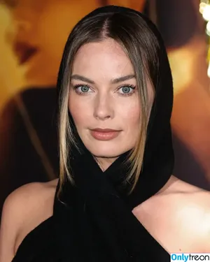 Margot Robbie / margotrobbieofficial nude photo #0478
