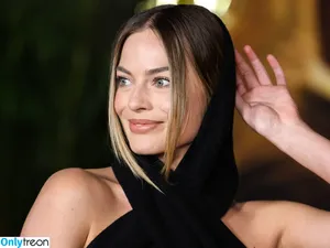 Margot Robbie / margotrobbieofficial nude photo #0500