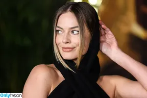 Margot Robbie / margotrobbieofficial nude photo #0509