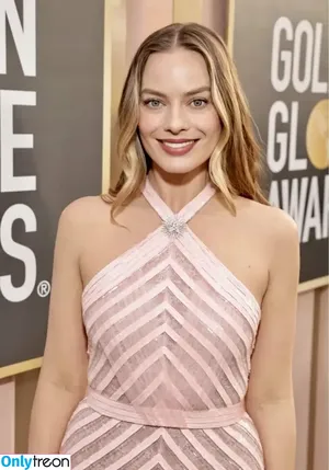 Margot Robbie / margotrobbieofficial nude photo #0536