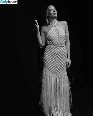Margot Robbie / margotrobbieofficial nude photo #0552