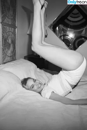 Margot Robbie / margotrobbieofficial nude photo #0585