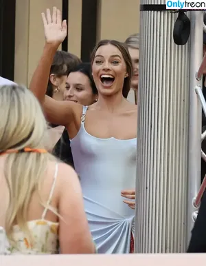 Margot Robbie / margotrobbieofficial nude photo #0597